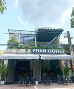 Lắp đặt bạt xếp lượn sóng che nắng quán cafe