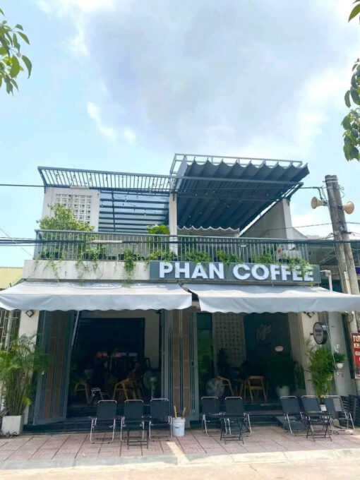 Lắp đặt bạt xếp lượn sóng che nắng quán cafe