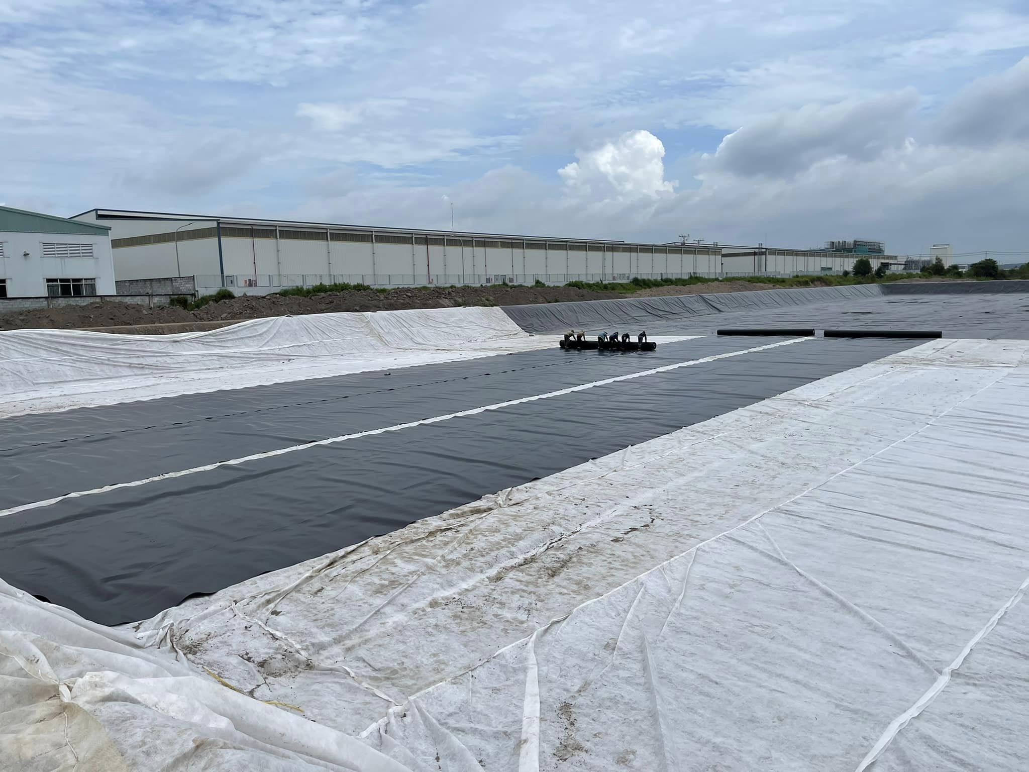 Thi công lót bạt ao hồ HDPE chống thấm nước, chứa nước nuôi tôm cá ở Nghệ An