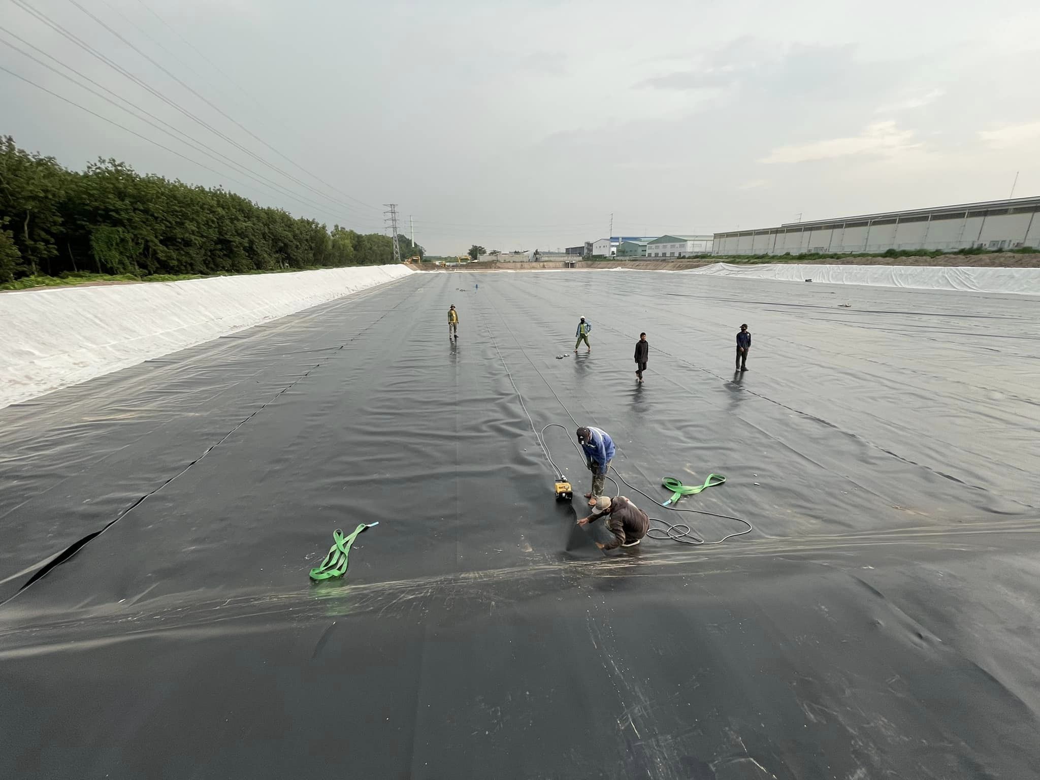 Thi công lót bạt ao hồ HDPE chống thấm nước, chứa nước nuôi tôm cá ở Nghệ An