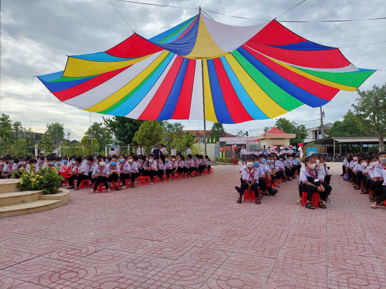 Dù che nắng sân trường THCS