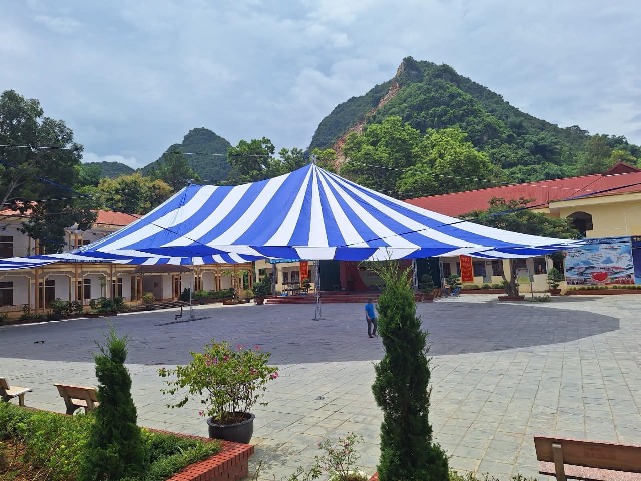 Dù sự kiện hai trụ (Dù hai đỉnh / Dù cánh dơi) che nắng sân trường Dù sự kiện hai trụ (Dù hai đỉnh / Dù cánh dơi) che nắng sân trường