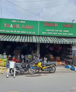 lắp đặt bạt che nắng tay quay cửa hàng tạp hoá