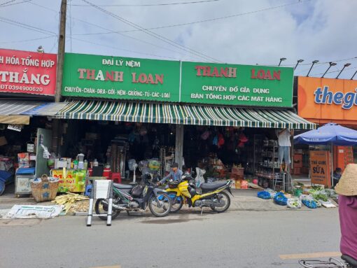 lắp đặt bạt che nắng tay quay cửa hàng tạp hoá