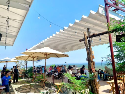 Thiết kế mái che bạt kéo cho quán cafe sân thượng, rooftop