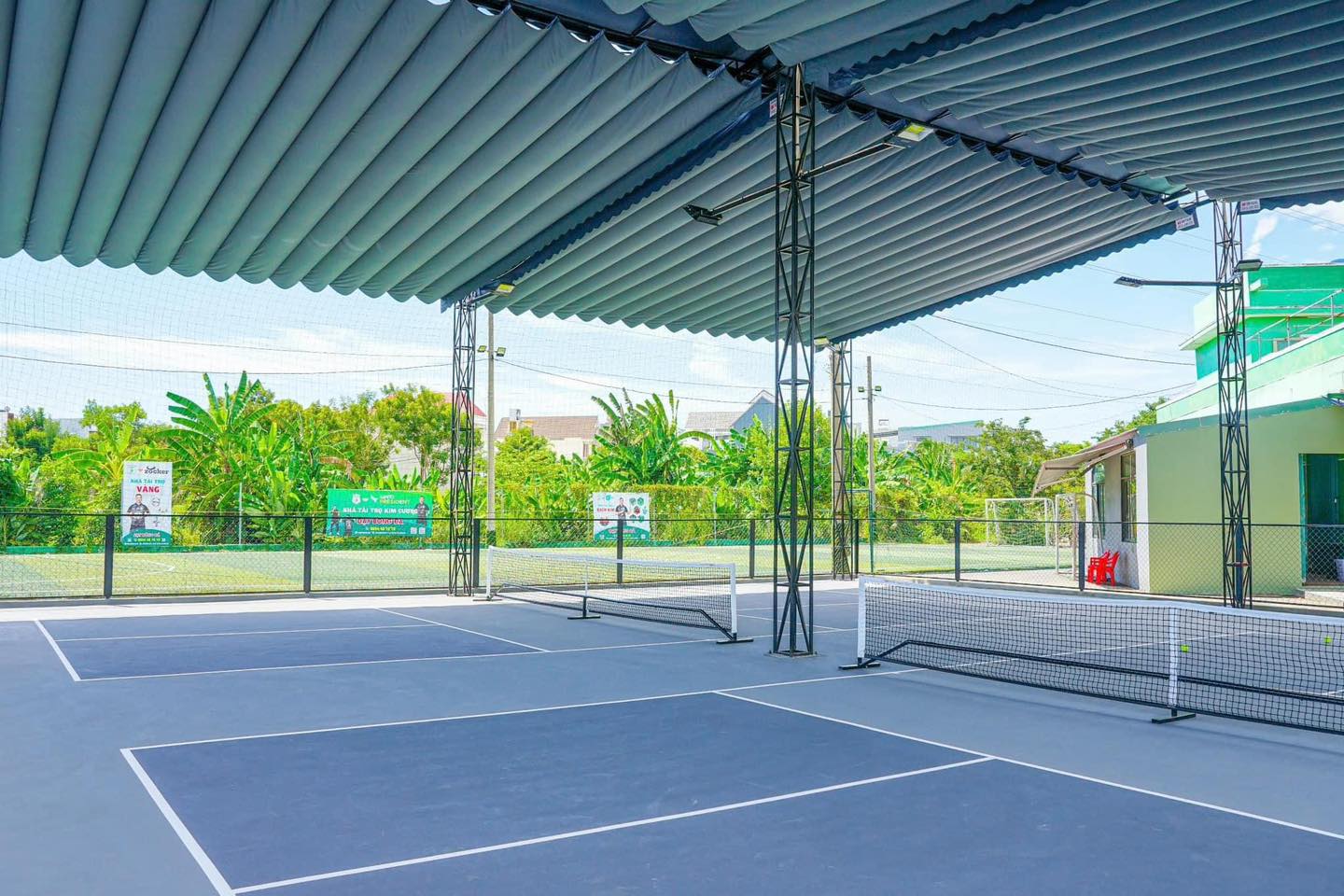 Mái xếp che sân Pickleball