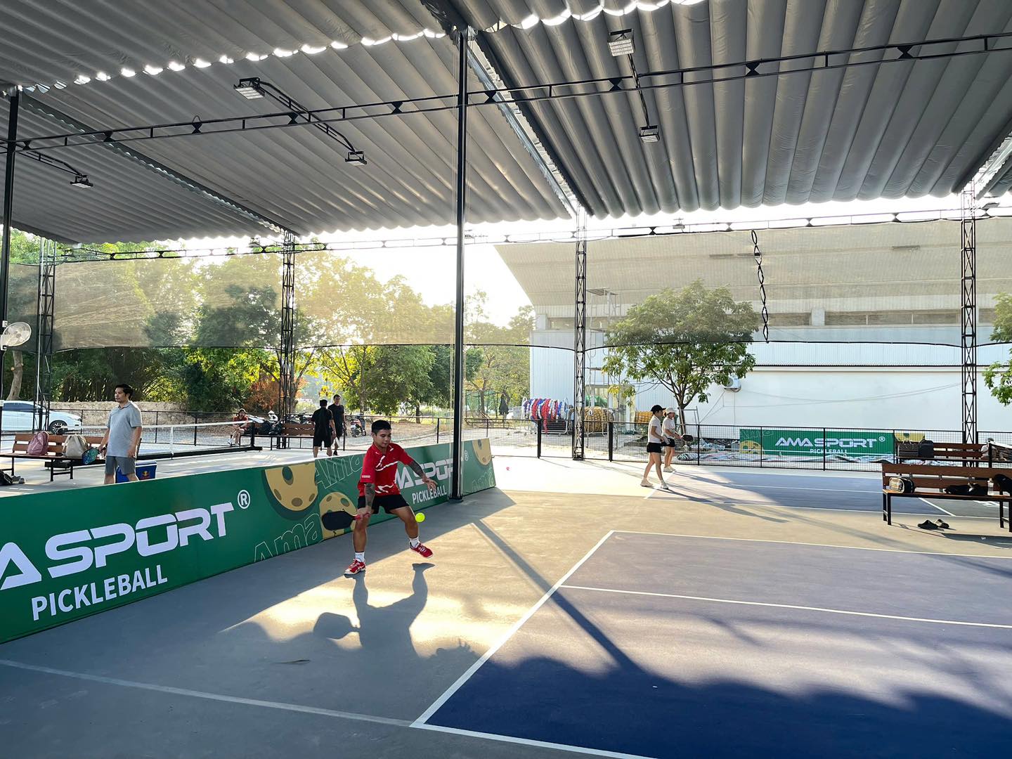 Bạt mái xếp lượn sóng che sân Pickleball