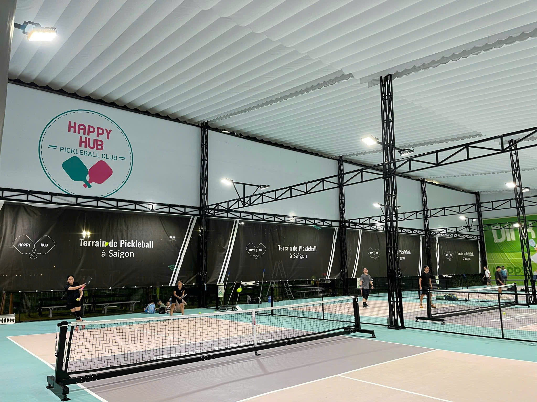 Thi công mái xếp che sân Pickleball