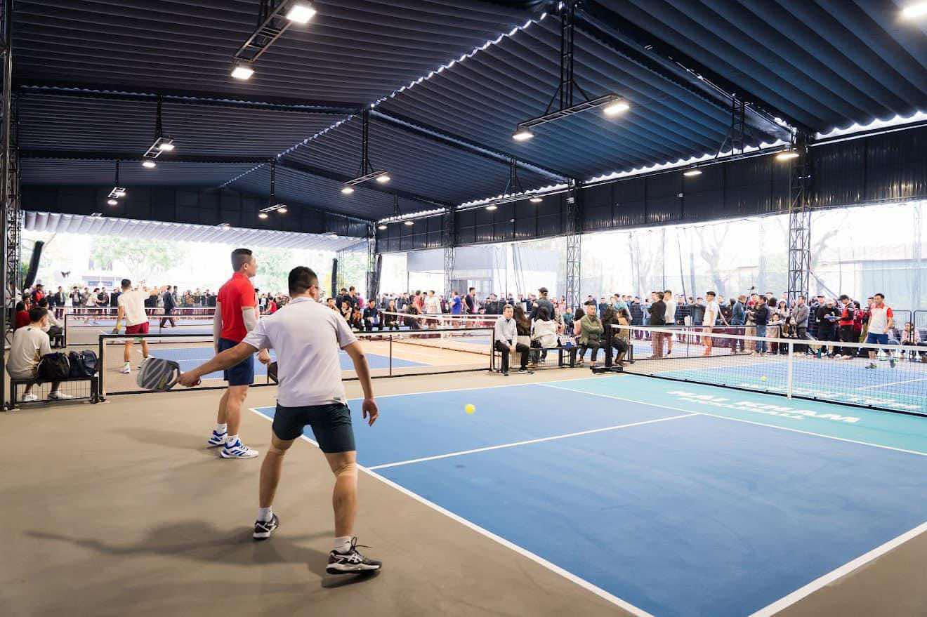 mái xếp lượn sóng che Sân Pickleball