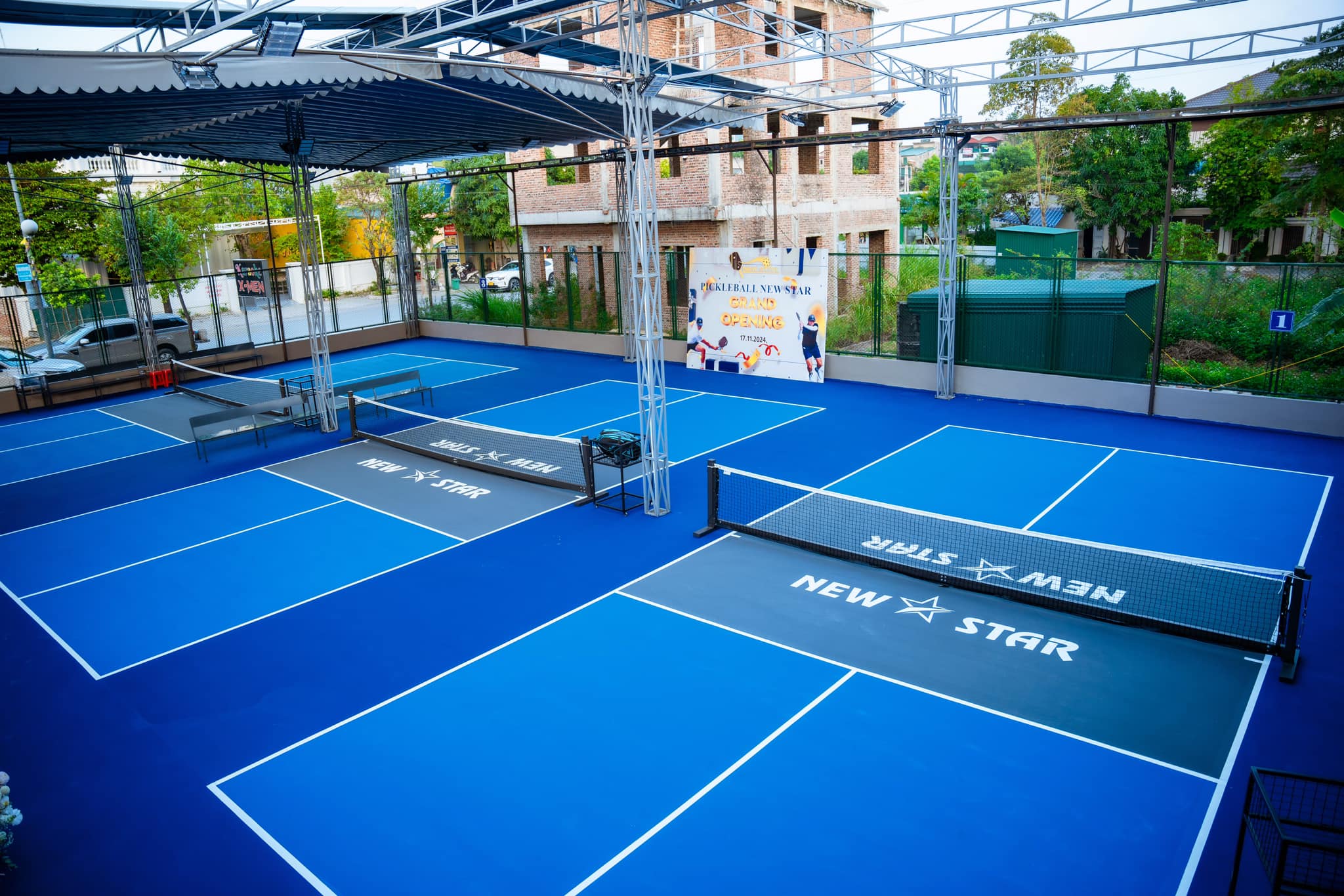 mái xếp lượn sóng che Sân Pickleball Ở Quảng Ninh