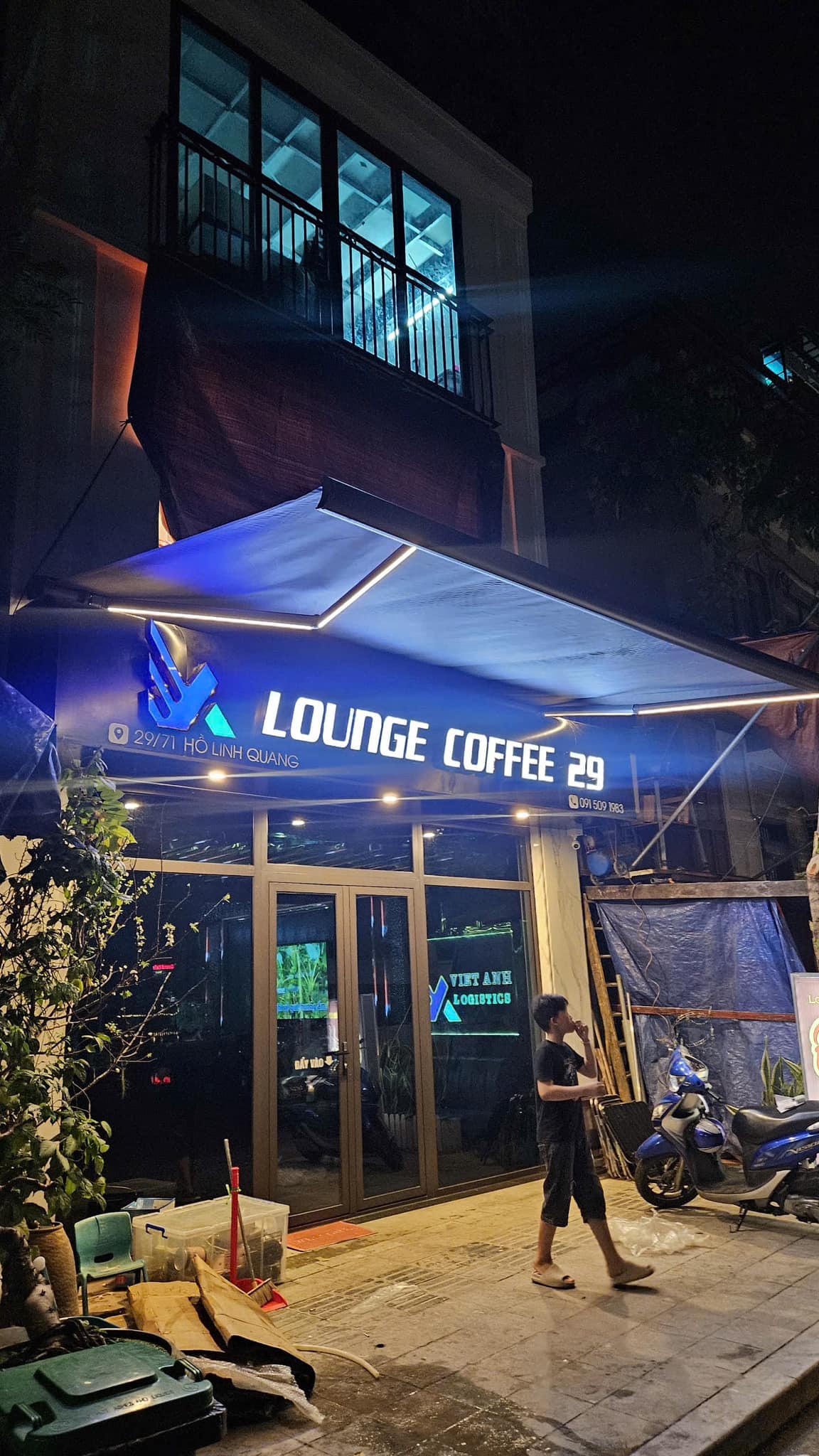 lắp đặt mái hiên tự động quán cafe