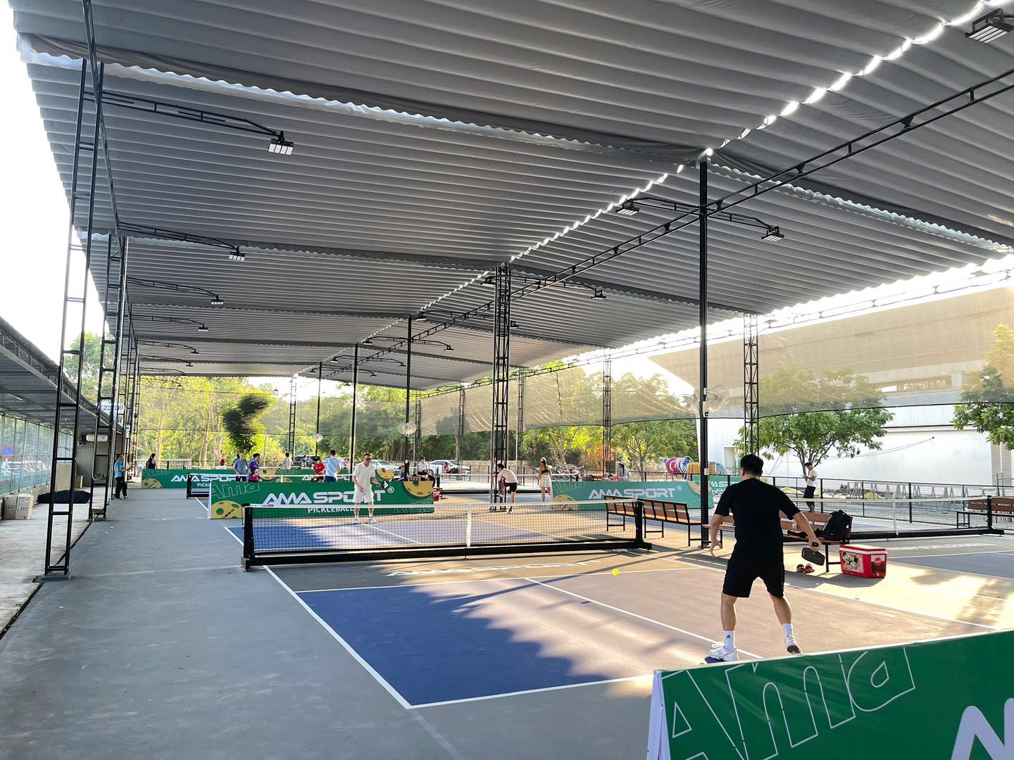 Lắp đặt mái xếp di động che nắng mưa sân Pickleball