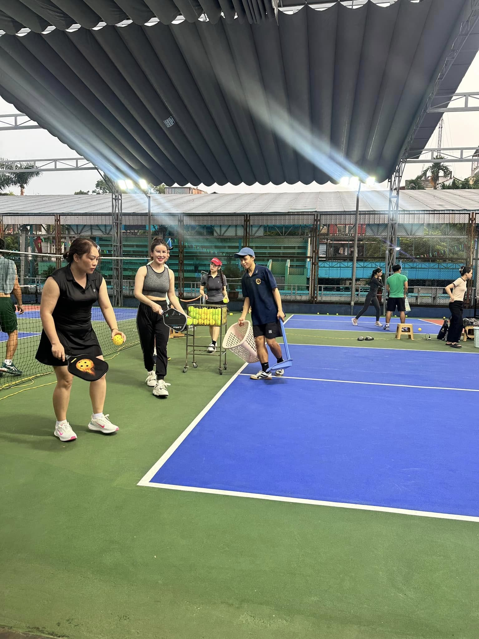 Lắp đặt mái xếp di động che nắng mưa sân Pickleball