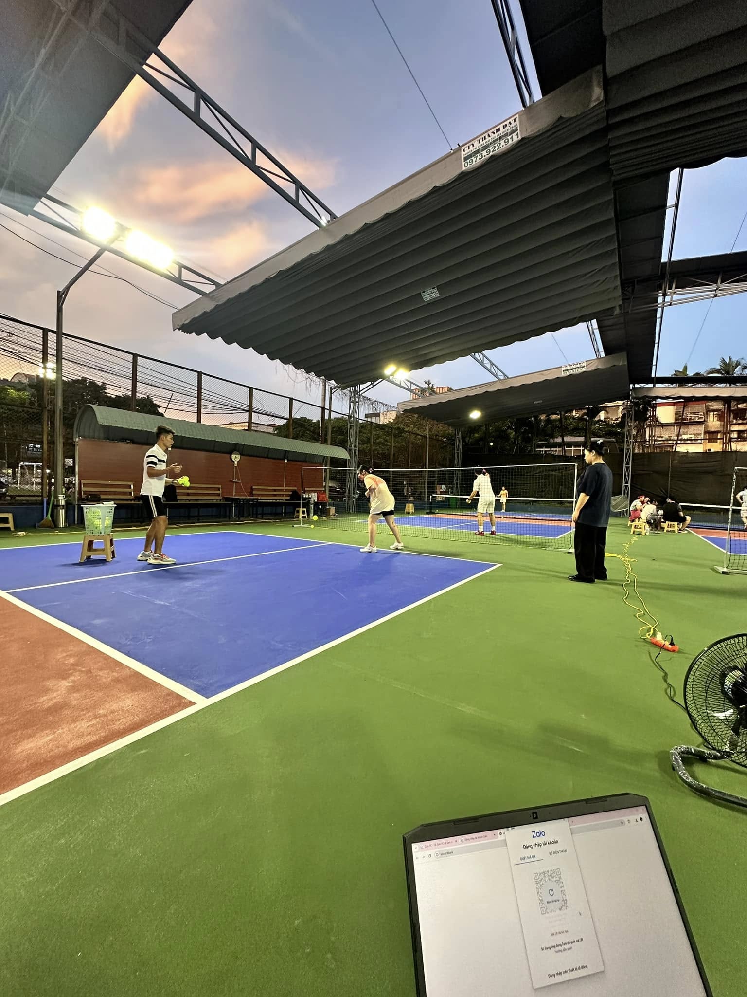 Bạt mái xếp lượn sóng che sân Pickleball