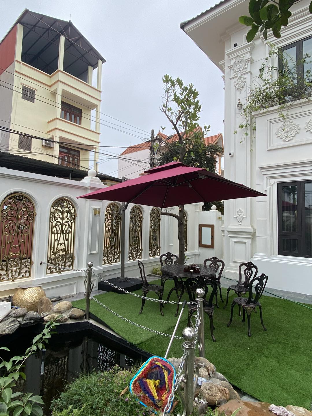 Ô dù lệch tâm vuông 2m5x2m5 màu đỏ Ô dù lệch tâm vuông 2m5x2m5 màu đỏ