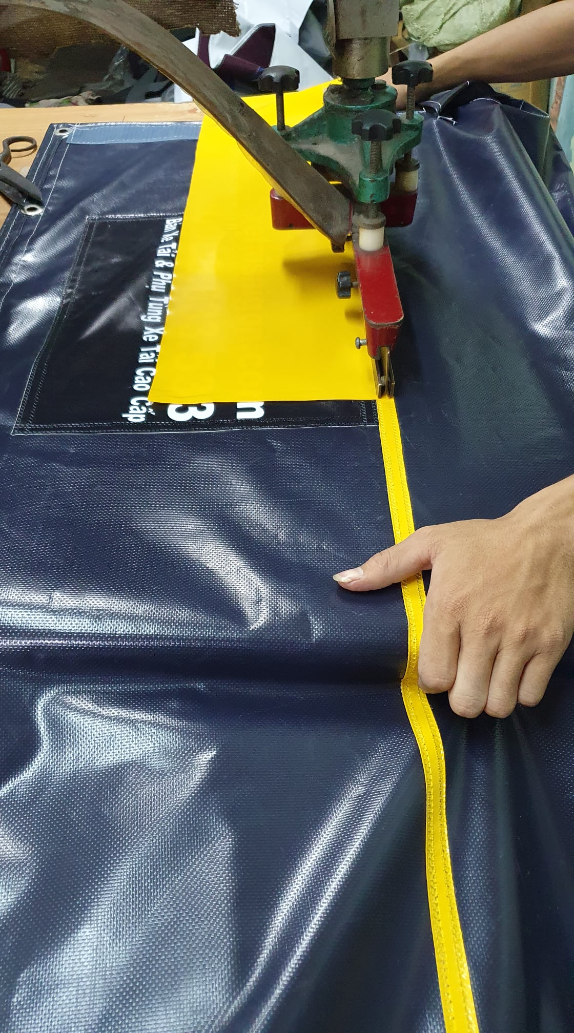 Dịch vụ may ép vải bạt xe tải, may bạt trùm thùng xe tải giá rẻ toàn quốc Dịch vụ may ép vải bạt xe tải, may bạt trùm thùng xe tải giá rẻ toàn quốc