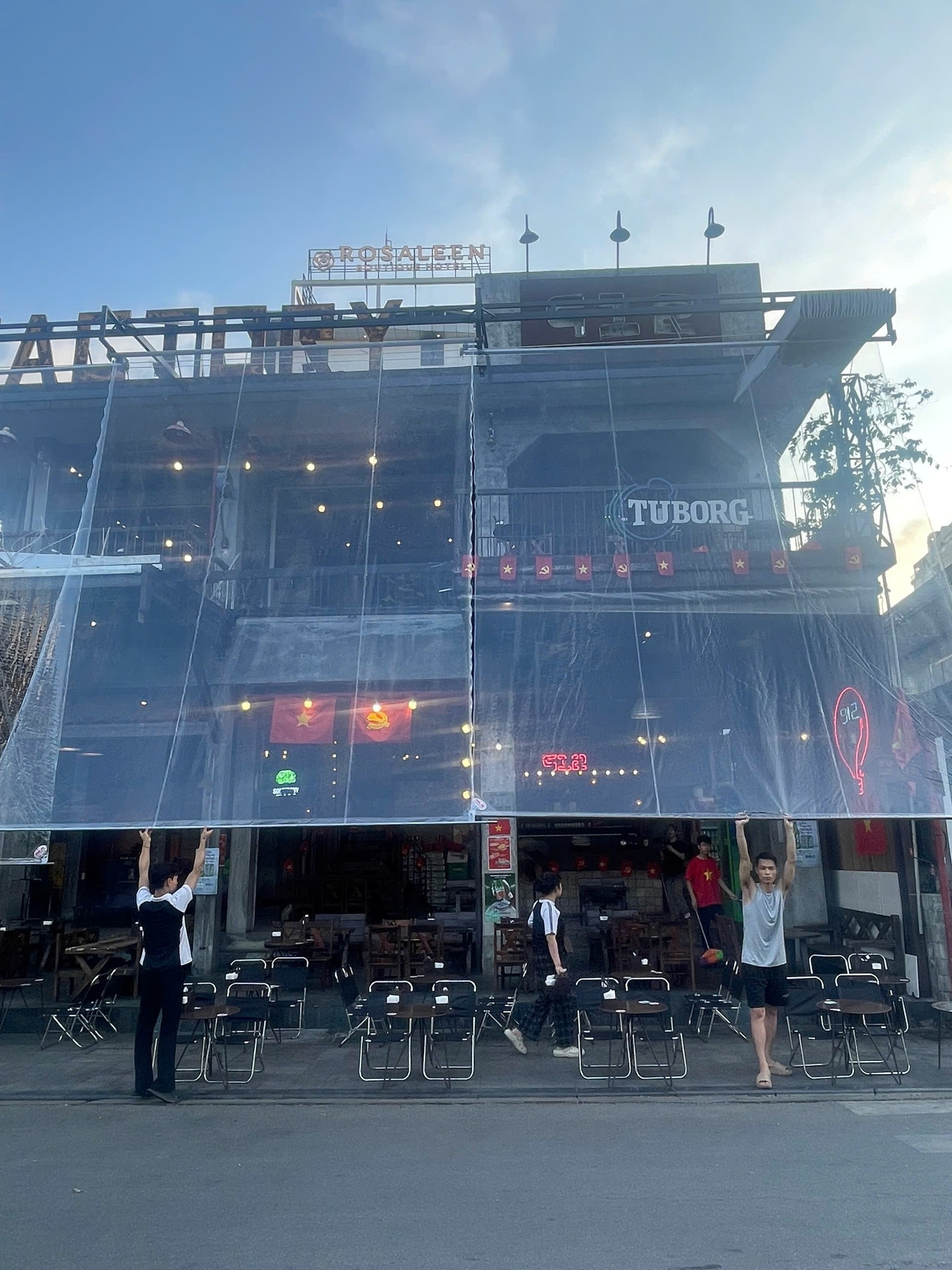 Bạt trong suốt che nắng mưa ngoài trời quán cafe Hải Phòng Bạt trong suốt che nắng mưa ngoài trời quán cafe Hải Phòng