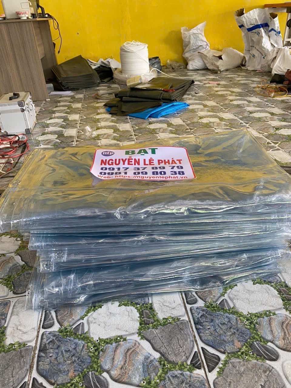 Chuẩn bị dụng cụ và vật liệu lắp bạt trong suốt Chuẩn bị dụng cụ và vật liệu lắp bạt trong suốt