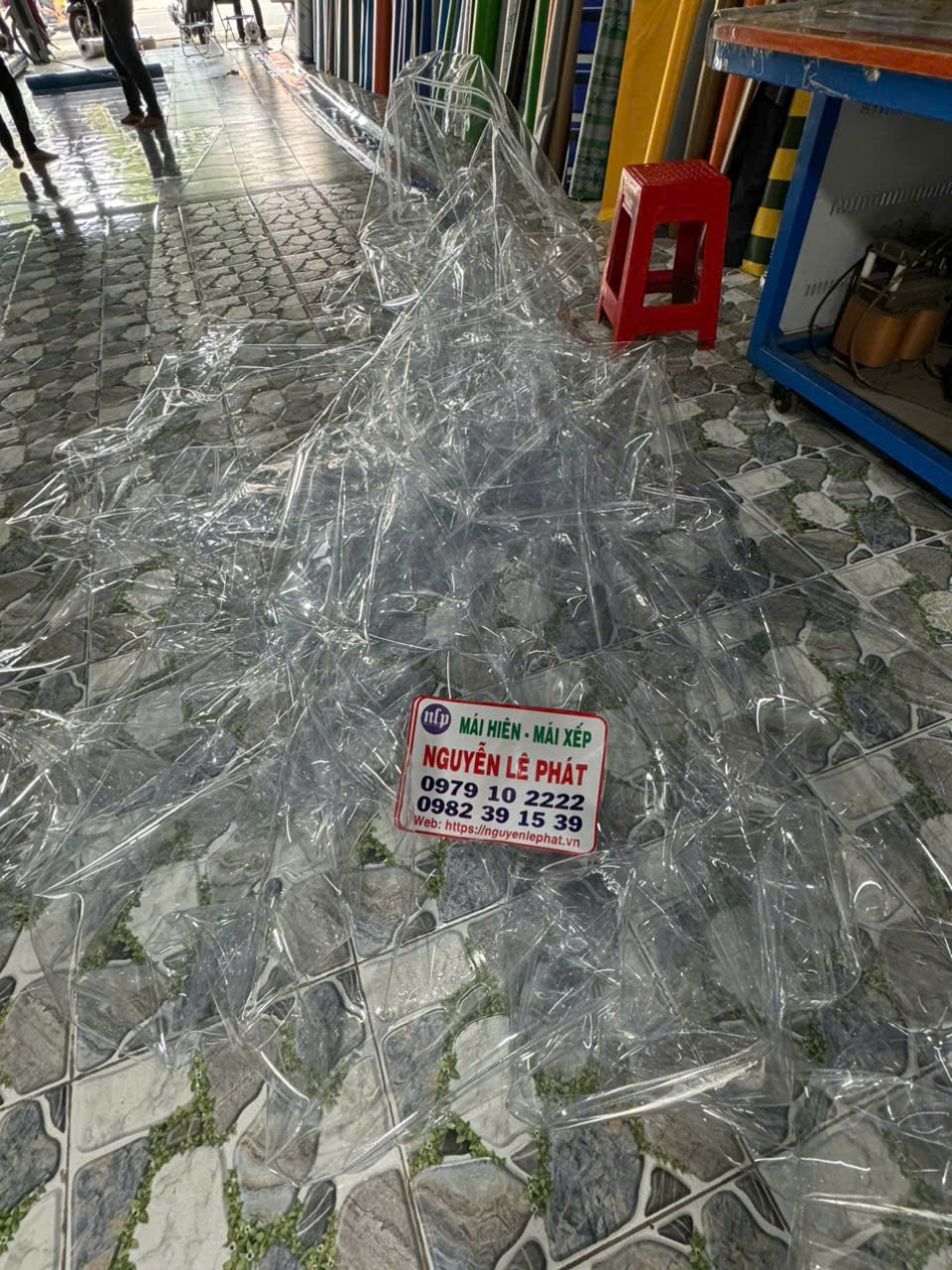 Bạt nhựa trong suốt khi bị rách