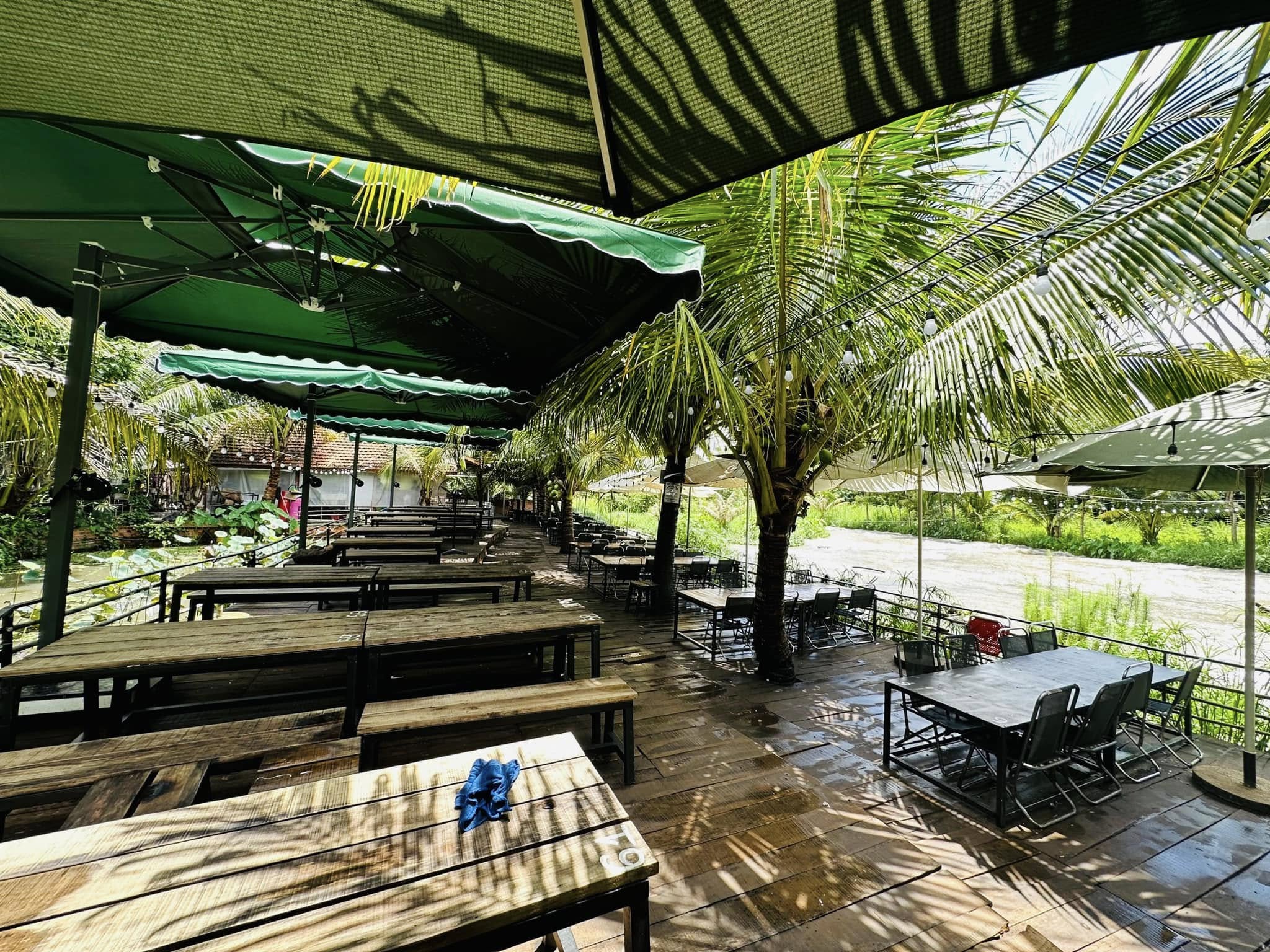Dù che nắng mưa ngoài trời quán cafe tại Quảng Trị