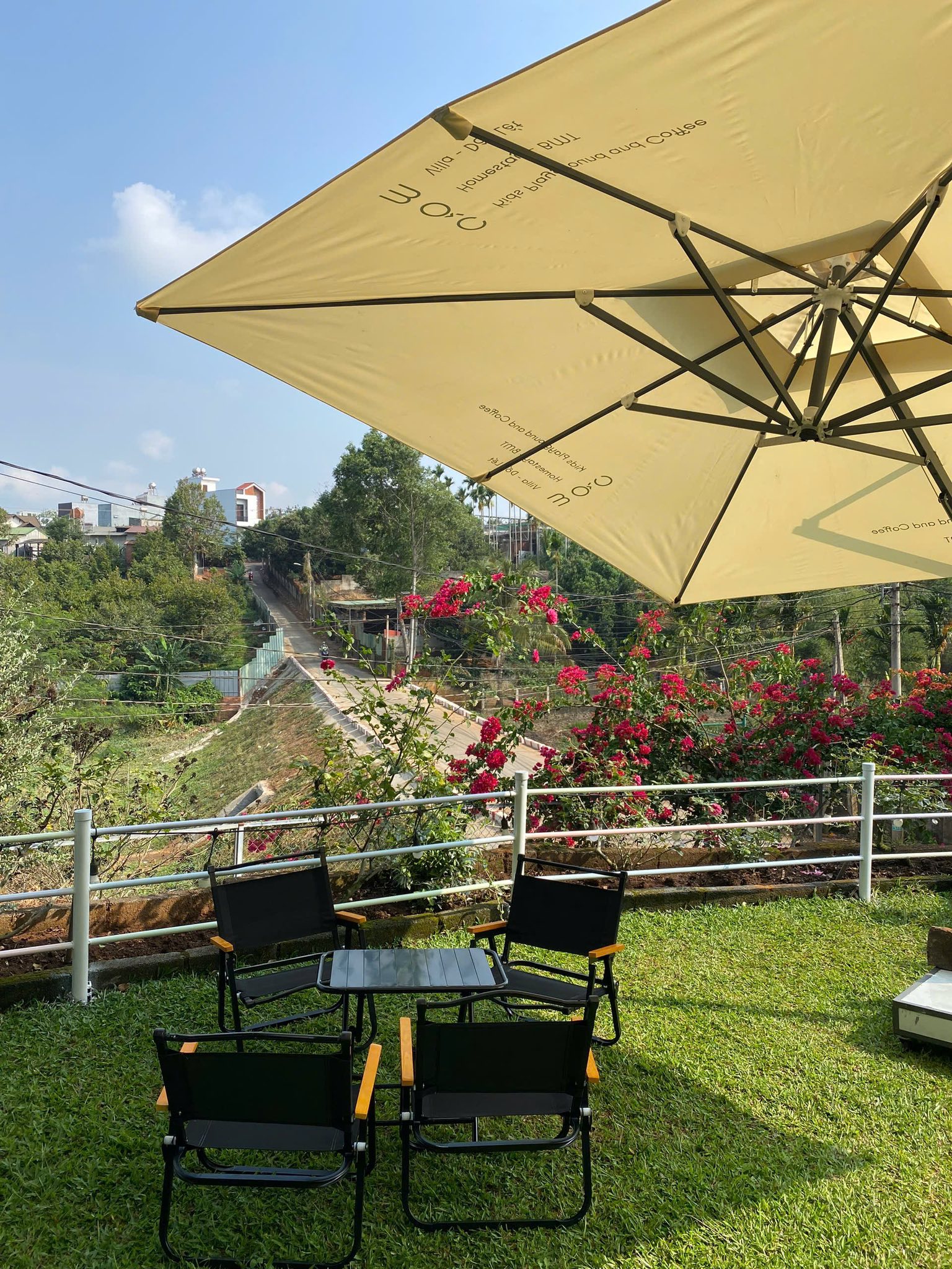 Ô dù che nắng quán cafe ở Đà Lạt
