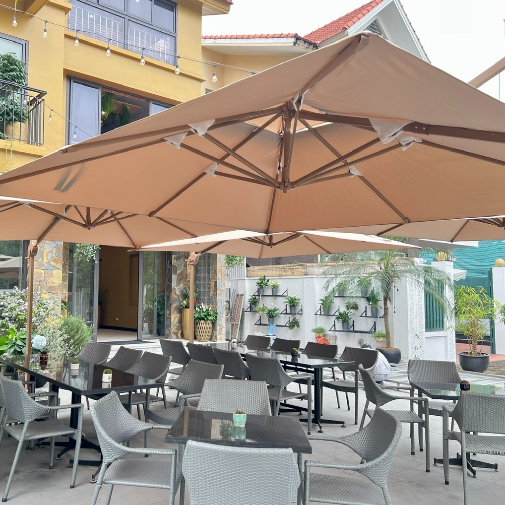 Ô dù che nắng quán cafe ngoài trời nghiêng