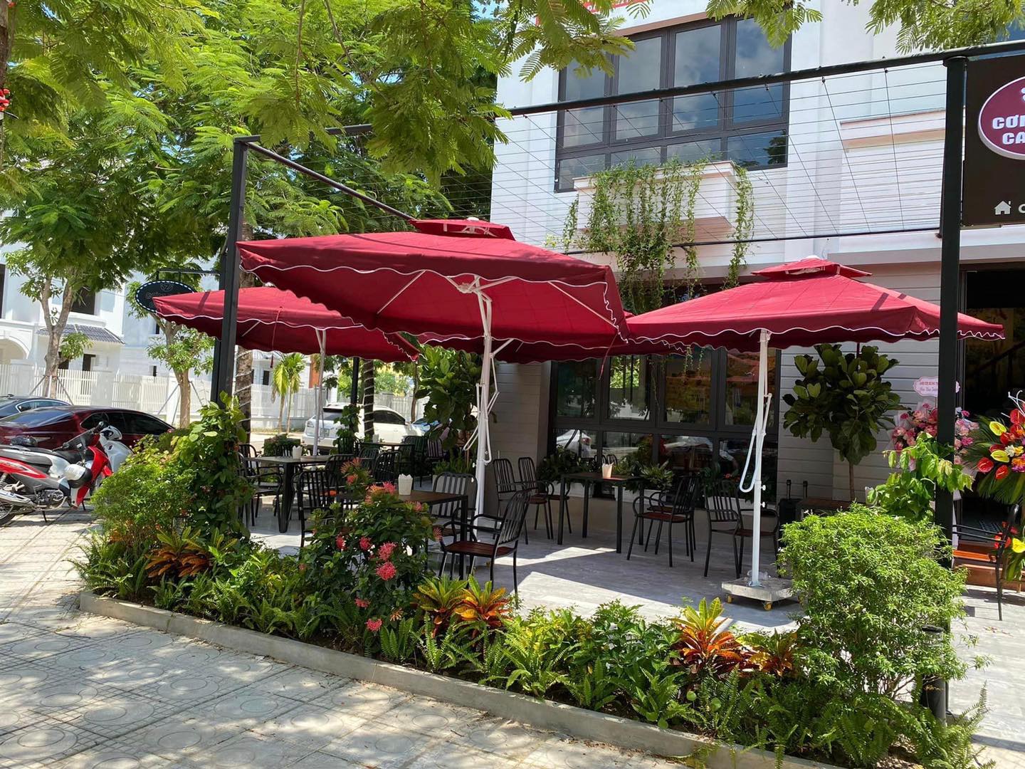 Mẫu ô dù che nắng quán cafe ngoài trời đẹp
