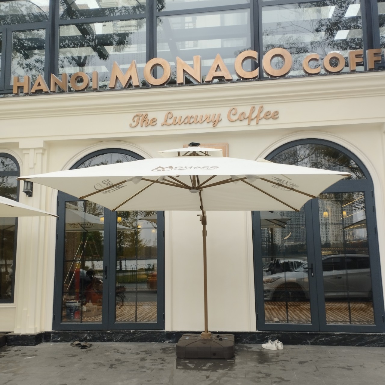 Mẫu ô dù che nắng quán cafe ngoài trời đẹp Mẫu ô dù che nắng quán cafe ngoài trời đẹp