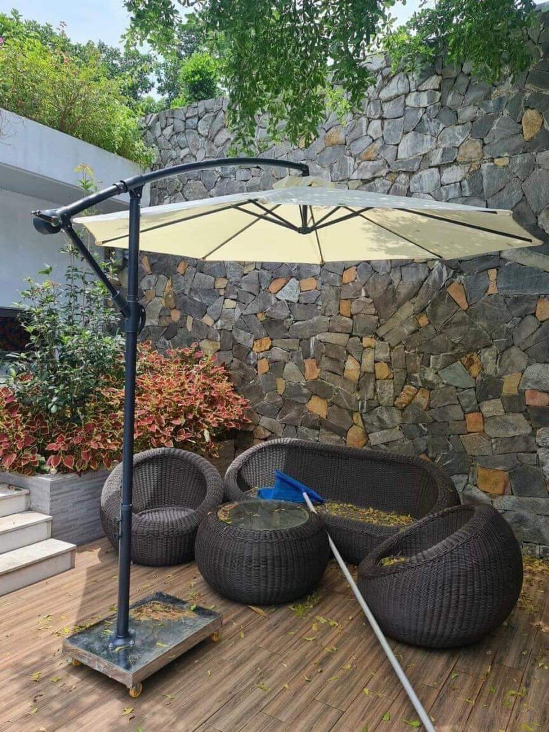 Ô dù che nắng quán cafe ngoài trời tròn lệch tâm hệ móc câu Ô dù che nắng quán cafe ngoài trời tròn lệch tâm hệ móc câu