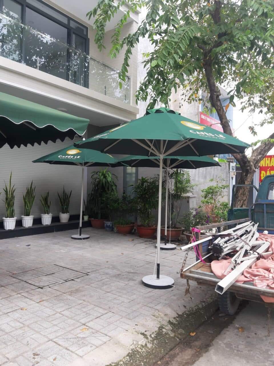 Dù che nắng mưa ngoài trời quán cafe tại Cần Thơ Dù che nắng mưa ngoài trời quán cafe tại Cần Thơ