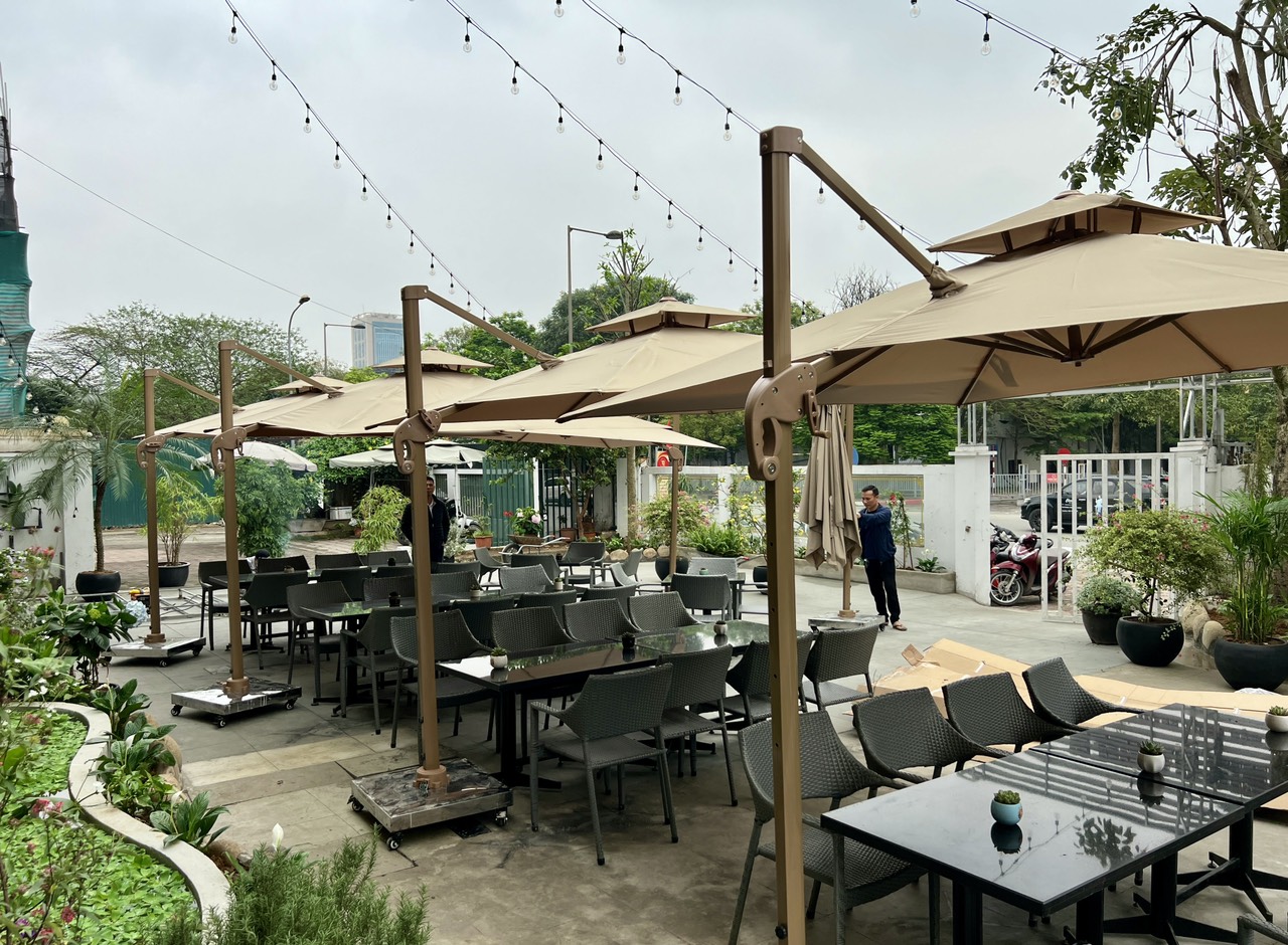 Ô dù che nắng quán cafe ngoài trời nghiêng Ô dù che nắng quán cafe ngoài trời nghiêng