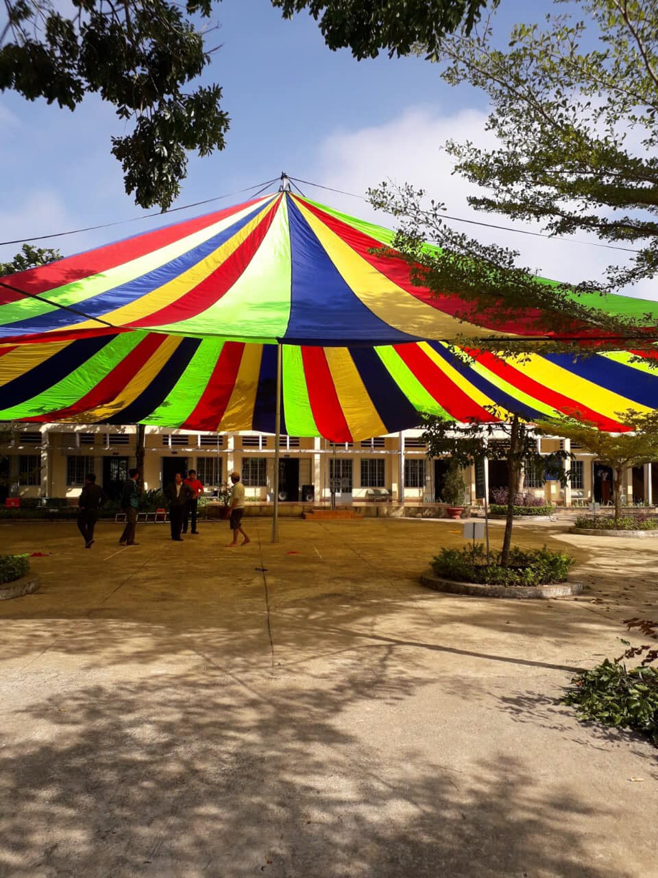 Dù che sự kiện sân trường học ở Ninh Thuận