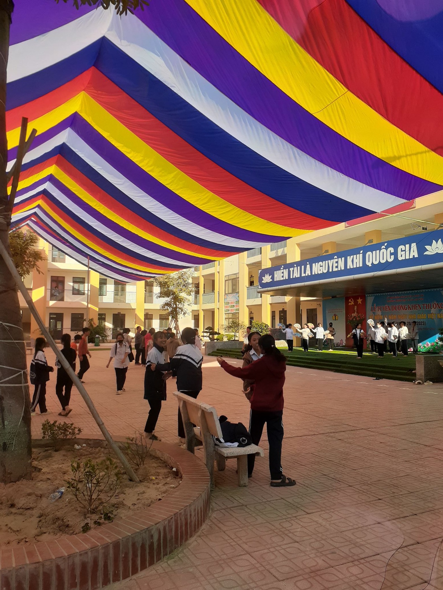 Dù che sự kiện sân trường học ở Ninh Thuận