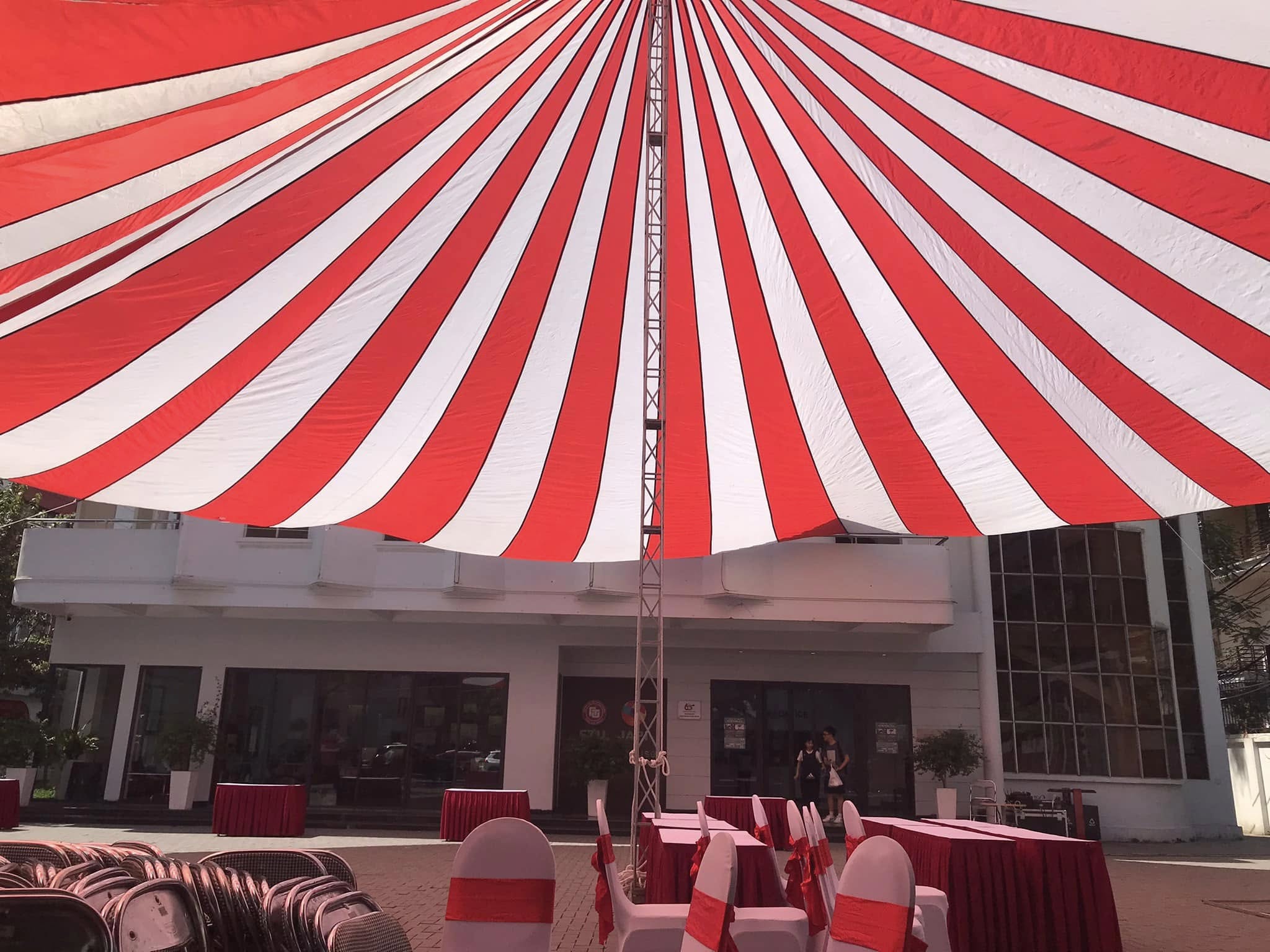 Dù che sự kiện sân trường học ở Trà Vinh