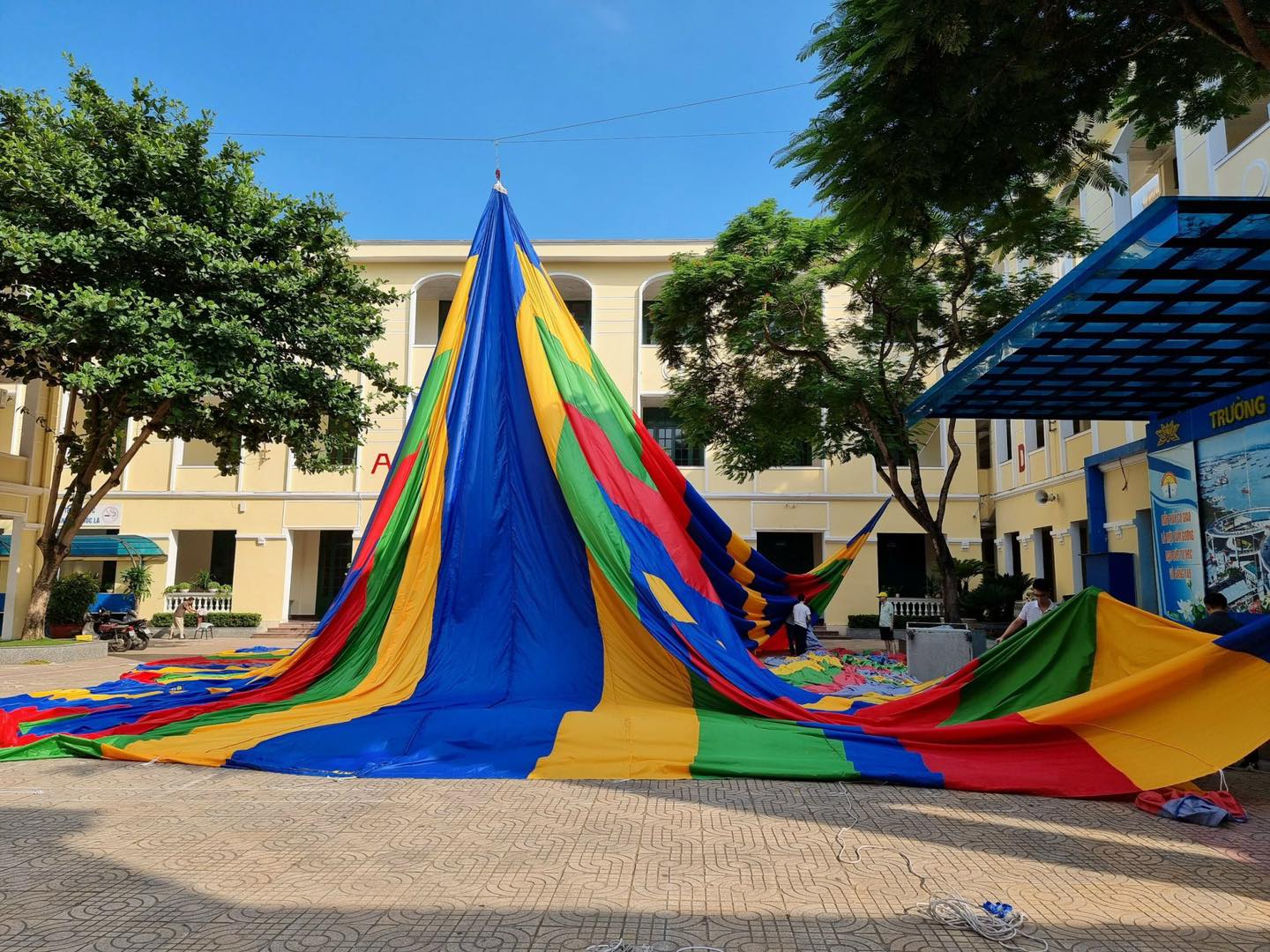 Dù che nắng sự kiện sân trường học ở Hà Tĩnh Dù che nắng sự kiện sân trường học ở Hà Tĩnh