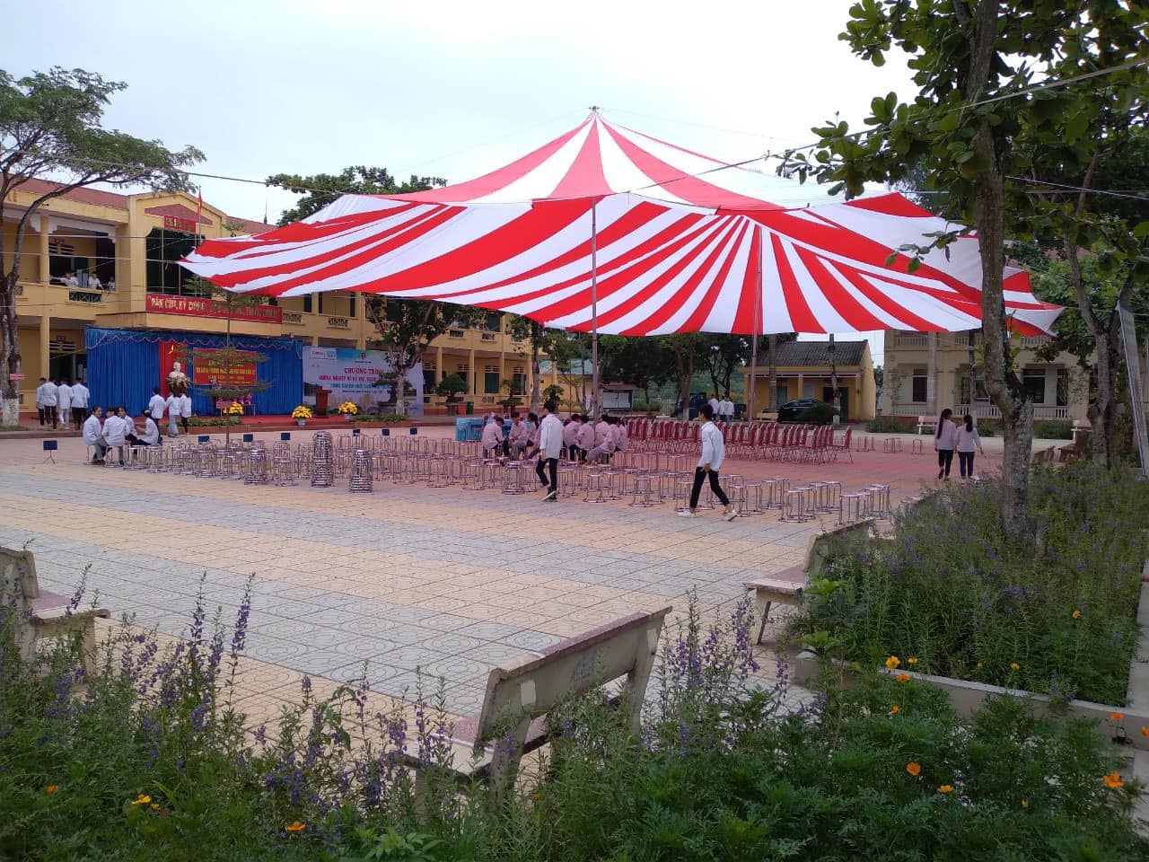 Dù elip che nắng sự kiện sân trường