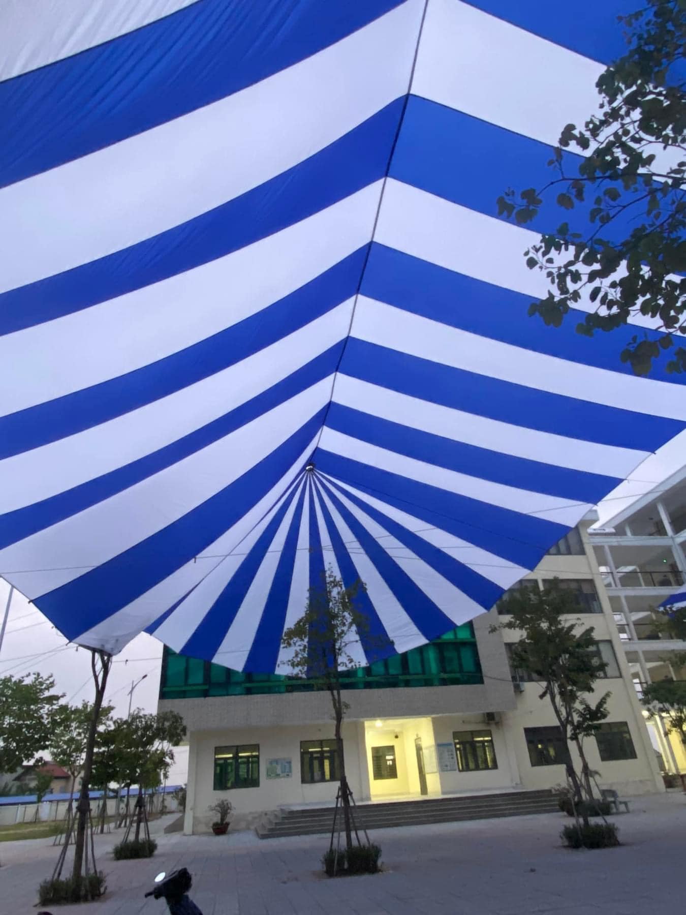 Dù elip che nắng sự kiện sân trường