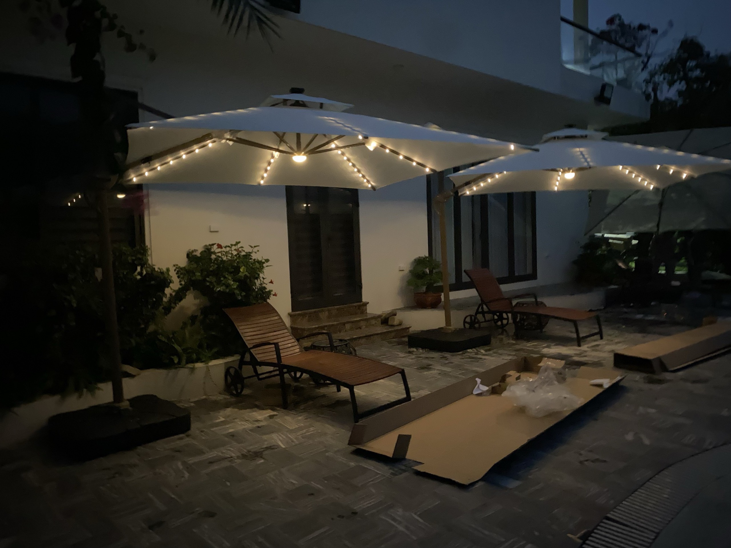 Ô dù lệch tâm có đèn Led 3x3m hợp kim có đèn dạng sao khu nghỉ dưỡng Ô dù lệch tâm có đèn Led 3x3m hợp kim có đèn dạng sao cafe