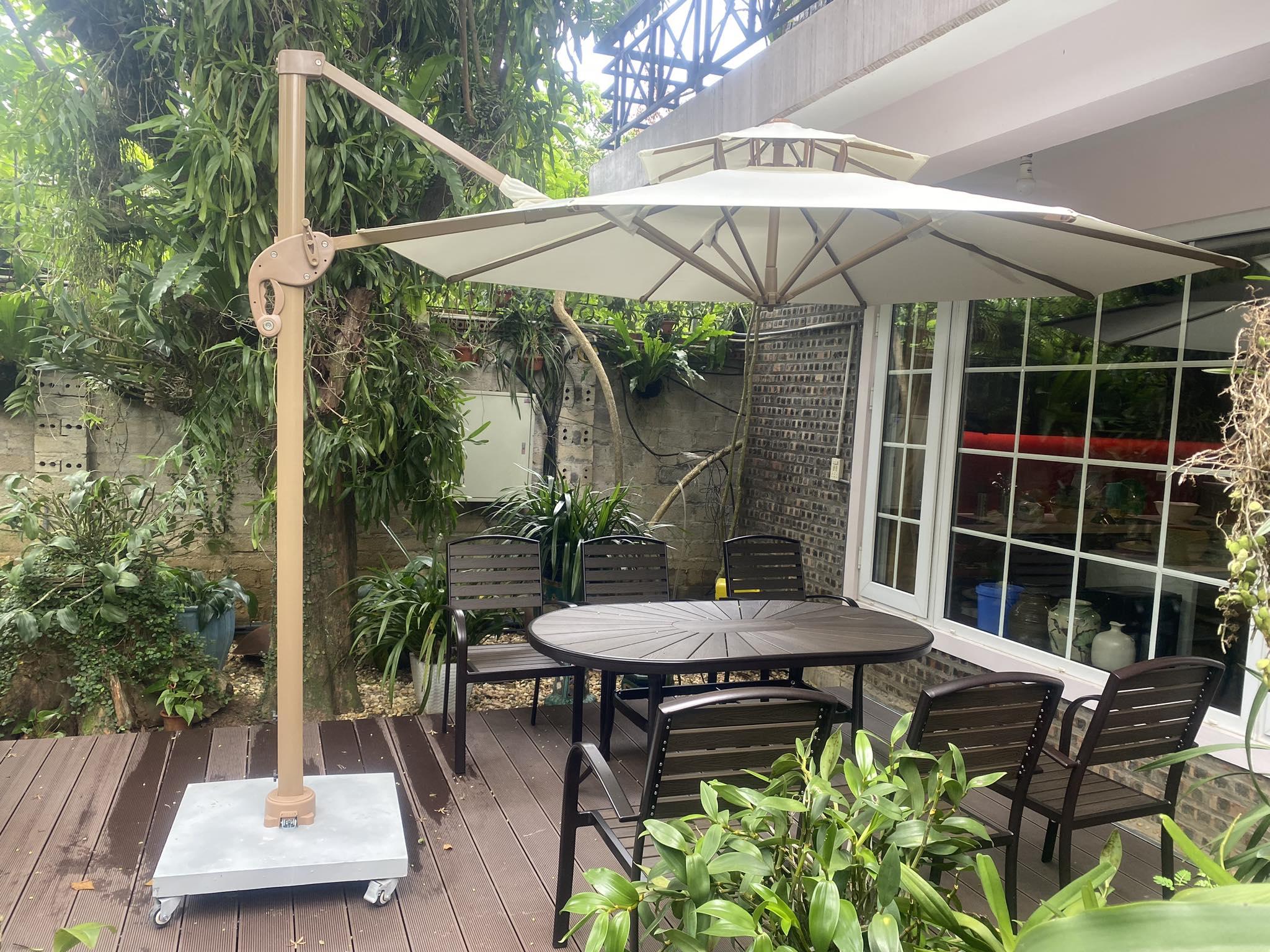 Ô dù lệch tâm hợp kim 3m tròn nâng hạ xoay 360 màu trắng kem Ô dù lệch tâm hợp kim 3m tròn nâng hạ xoay 360 màu trắng kem