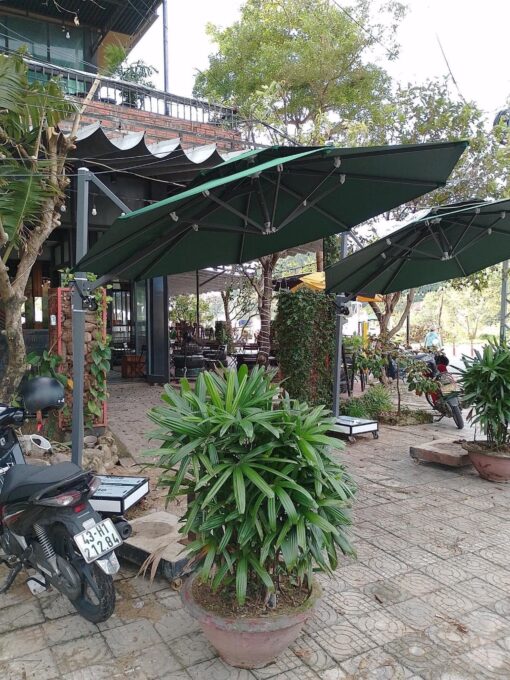 Ô dù tròn che nắng mưa ngoài trời ở Huế