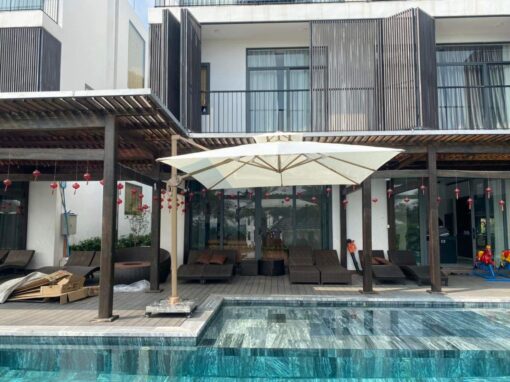 Ô dù lệch tâm che nắng hồ bơi tại Nha Trang