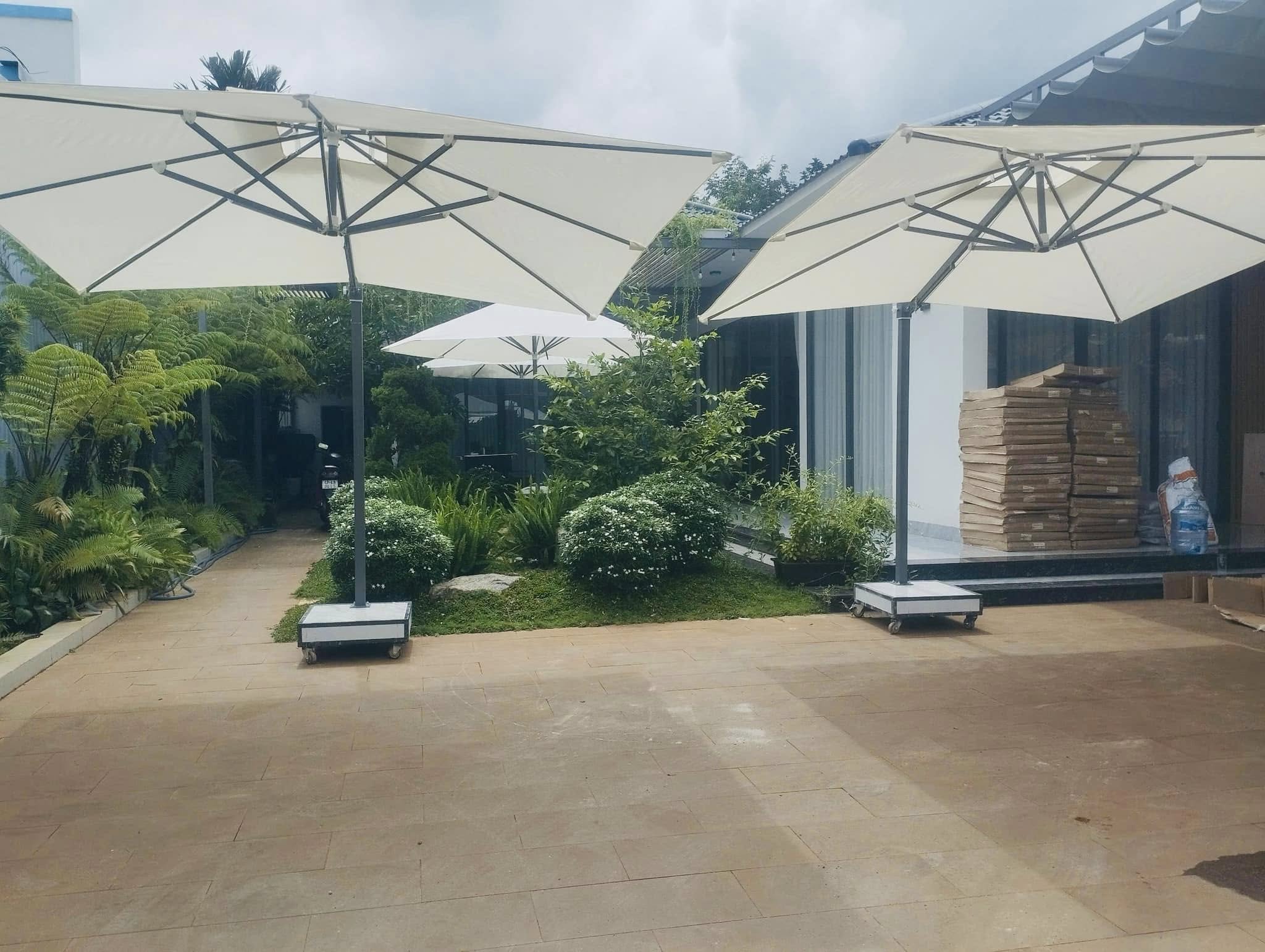 Dù lệch tâm vuông 3m hợp kim nhôm xoay 360 màu trắng