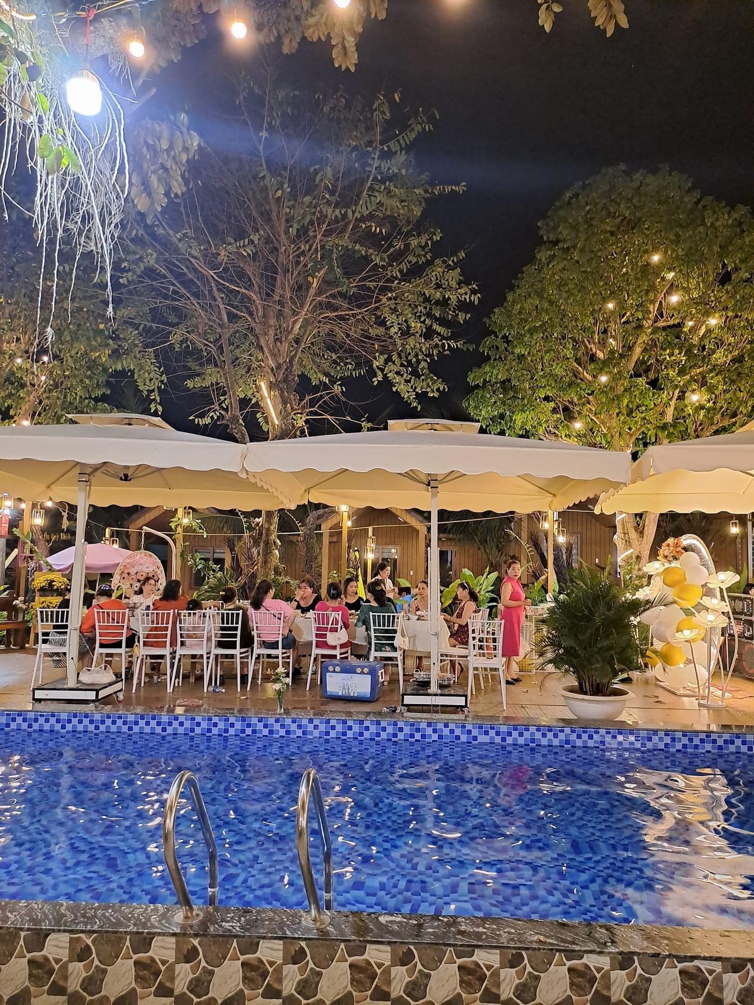 Ô dù che nắng hồ bơi resort, bãi biển Ô dù che nắng hồ bơi resort, bãi biển