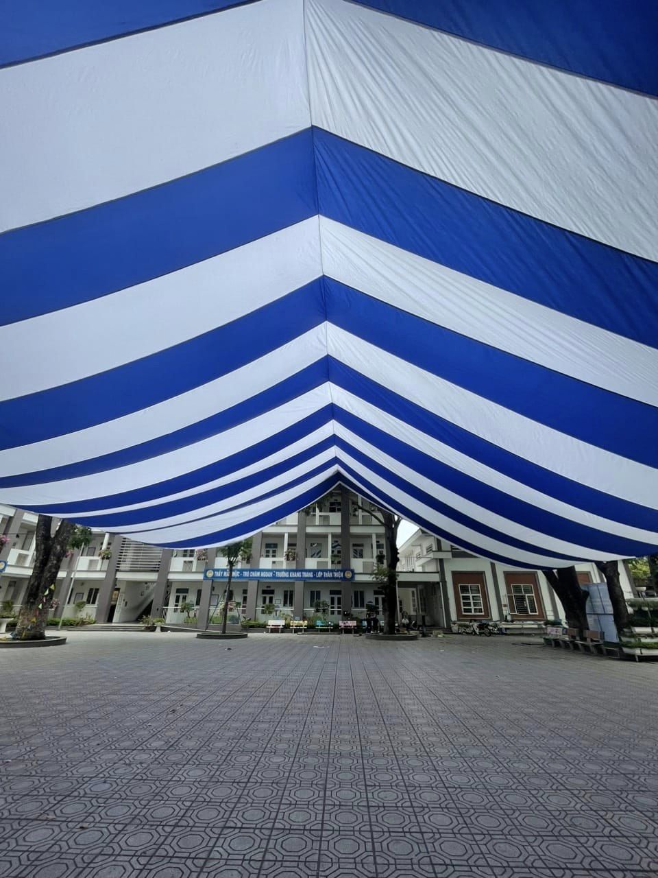 Dù che sân trường 2 mái ở Quảng Bình