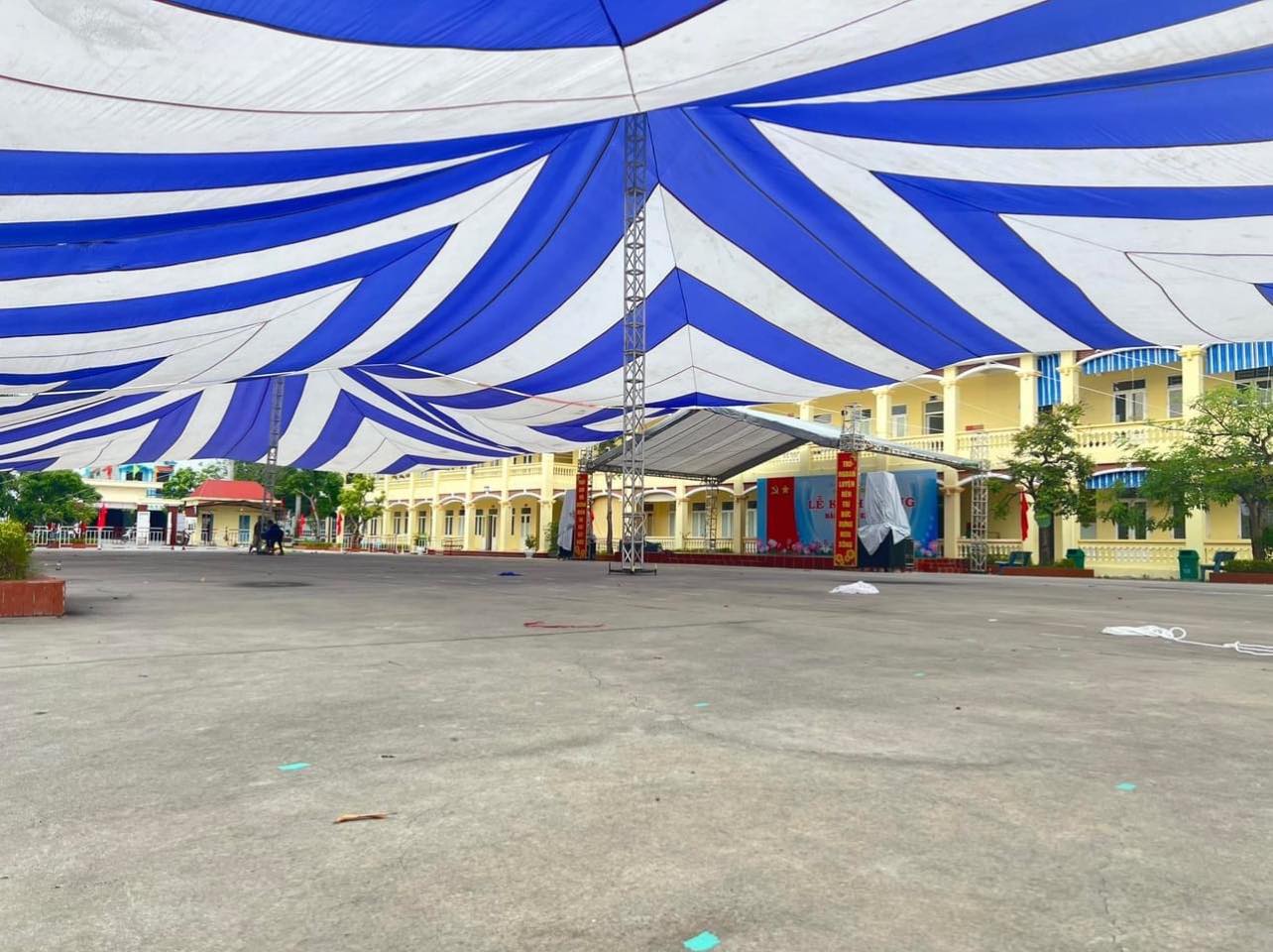 Dù che nắng sự kiện sân trường học ở Quảng Trị