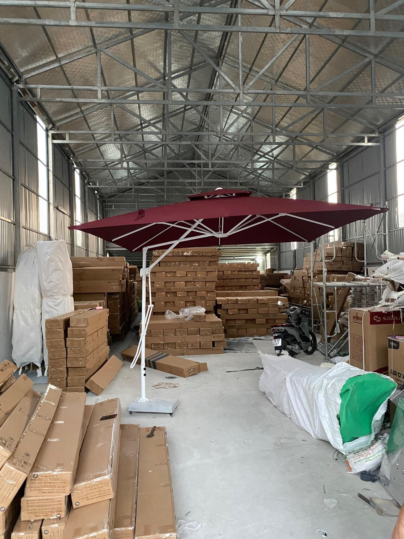 Dù lệch tâm vuông 4m màu đỏ đô Dù lệch tâm vuông 4m màu đỏ đô