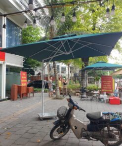 Ô dù lệch tâm vuông hệ nâng hạ màu xanh