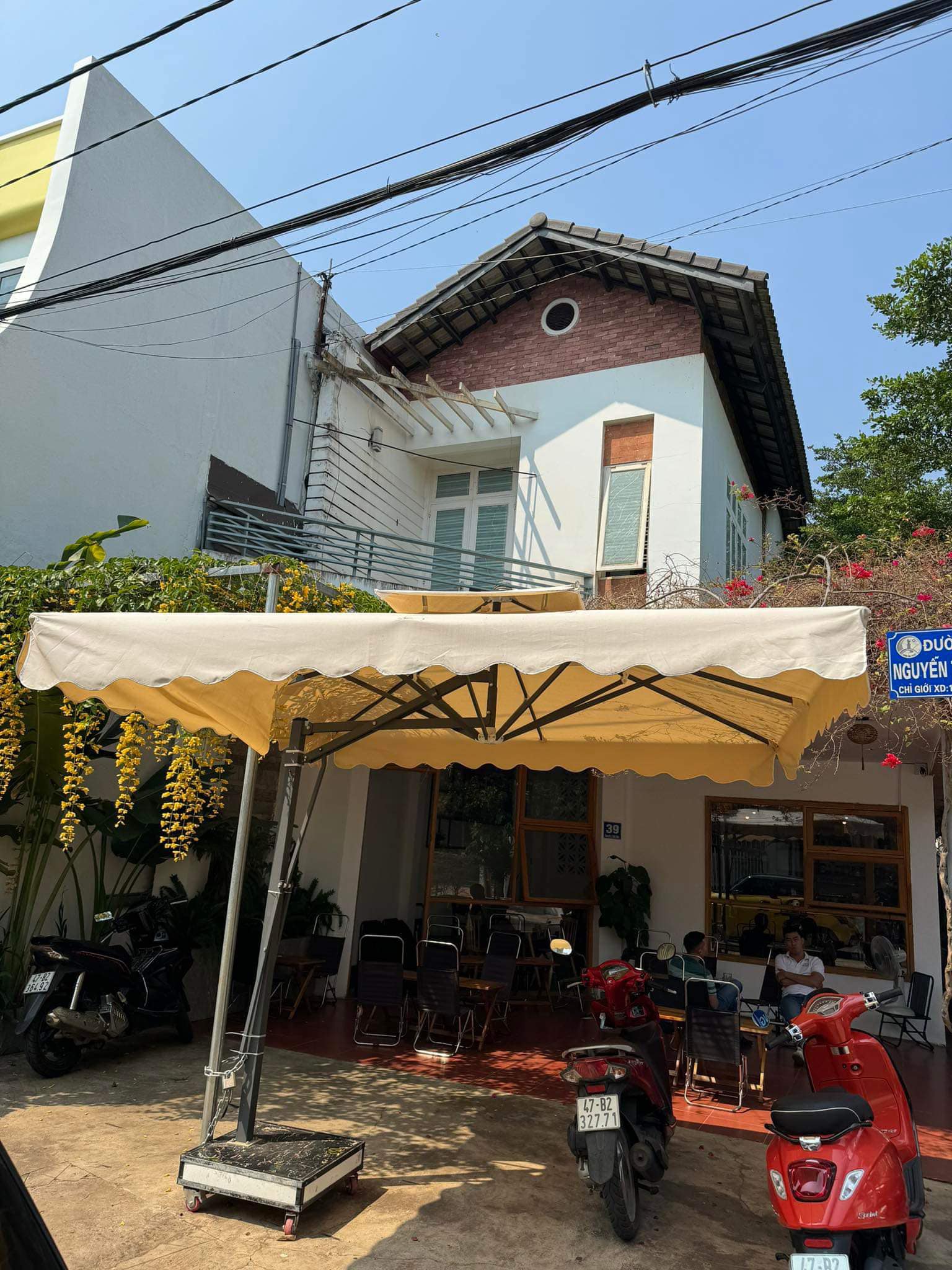 Mẫu ô dù che nắng quán cafe ngoài trời đẹp Mẫu ô dù che nắng quán cafe ngoài trời đẹp