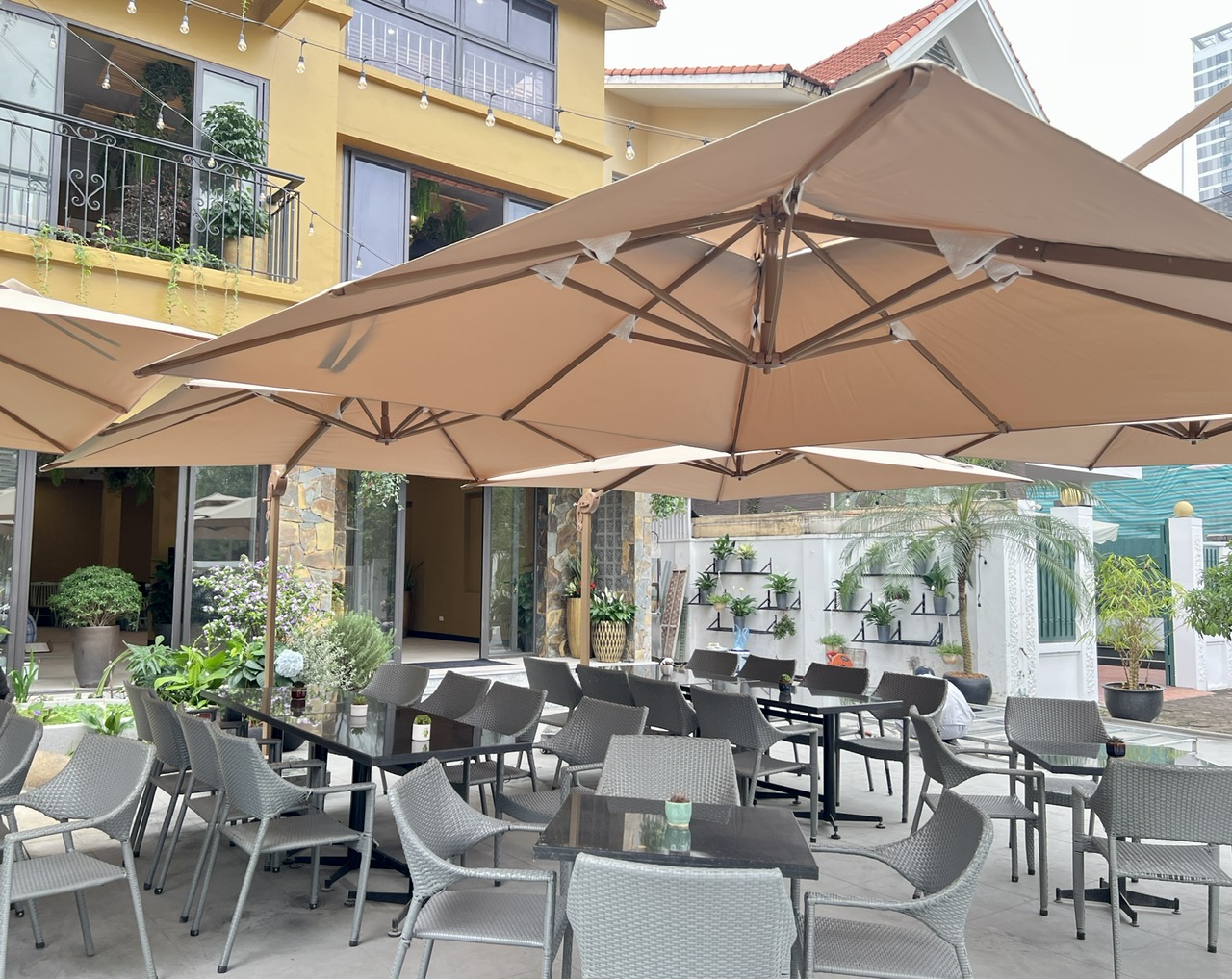 Thay vải bạt dù che nắng ngoài trời (dù chính tâm, dù lệch tâm) Thay vải bạt dù che nắng ngoài trời (dù chính tâm, dù lệch tâm)
