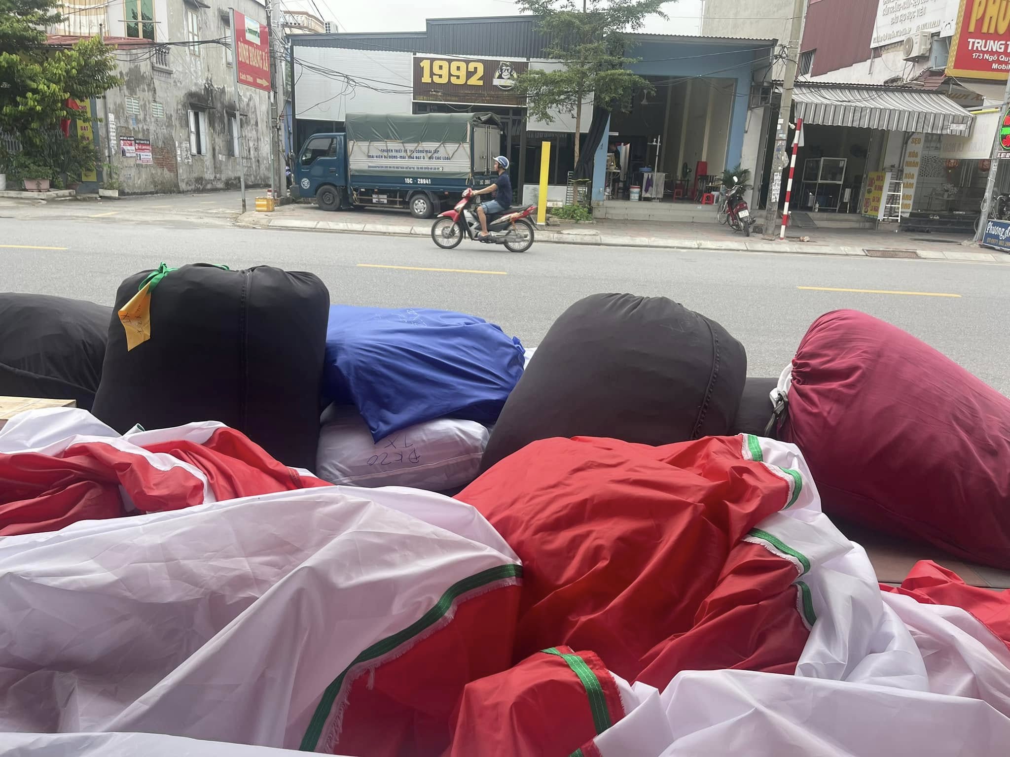 Dịch vụ thay bạt áo dù che nắng giá rẻ toàn quốc Dịch vụ thay bạt áo dù che nắng giá rẻ toàn quốc